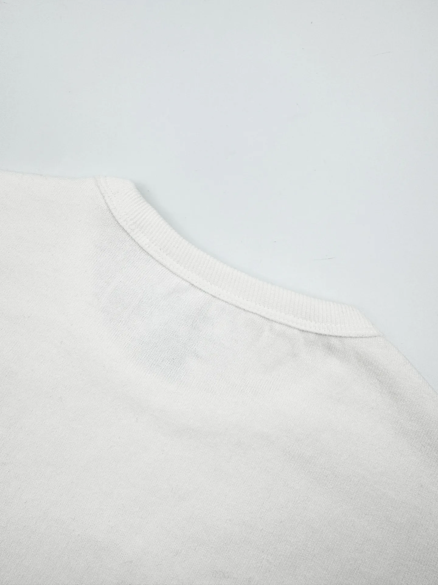 P190 Ralph Lauren logo embroidered short sleeves. Customized cotton and linen soft plain fabric. It feels delicate and comfortable against the skin. It is dressed in pure white and exudes innate elegance. The exquisite indigo pony logo is embellished with it. It is highly recognizable. It brings an atmosphere of freedom and vitality. A symphony of pure and smart colors. It outlines a high-end silhouette with extreme simplicity. It becomes the smart focus of the vision and demonstrates taste in silence. Craftsmanship 1: Adopting imported machine embroidery technology and using advanced computer control systems and precision mechanical components to achieve the iconic pony embroidery operation with high precision and smooth and delicate lines. Process 2: The fabrics are washed and have a better hand feel. Not easy to deform, not easy to shrink, not easy to fade, and maintain long-term beauty. Accessories: Customized 1:1 Ralph Lauren trademark. Version: Fitted version. Size: S M L XL. Style number: CC933.